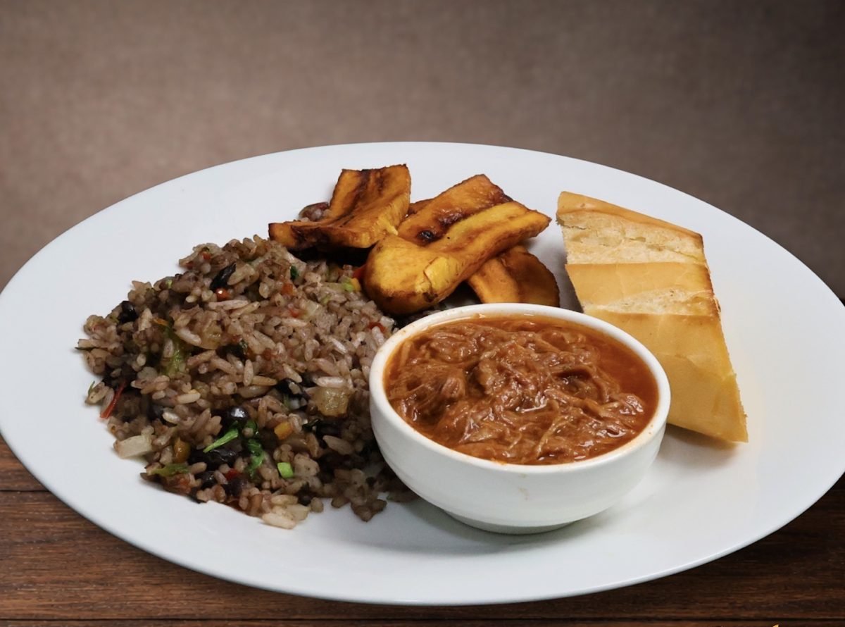 Gallo pinto con carne en salsa